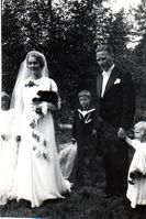 Bryllaupet til Aslaug og Arne Momrak. Kiland 1936. Brudebarn Eldbjørg, Dag og Mildrid Heggstad, borna til Arne's syster Anne.