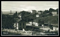 Postkort med Bryns nye stasjonsbygning. Foto: Origo - Norske jernbanestasjoner