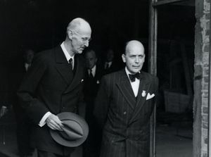 Brynjulf Bull og kong Haakon 1948.jpg