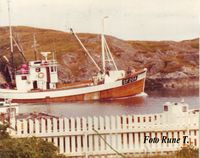 «Bueland» går her gjennom Nikøysundet, det er i byrjinga på 1980 talet. Einar Magne Hillarsøy står i rorhuset, og Alf Folkestad framom lugarkappa.