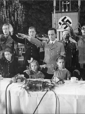 Bundesarchiv Bild 183-C17887, Berlin, Joseph Goebbels mit Kindern bei Weihnachtsfeier.jpg