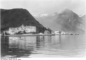 Bundesarchiv N 1572 Bild-1925-125, Polarfahrt Dampfer 'München', Balholmen, Hotel Kvikne.jpg