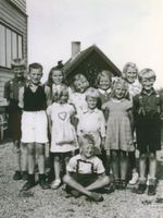 Bursdagslag hos Sivertsen i 1945. Fra venstre: Sverre Sivertsen, nr 32, Sverre Hauglund, nr. 20, Bjørg Andersen, nr 23, Liv Lundberg, nr 12, Turid Andersen, nr 32, Roar Pedersen, Str Ihlens vei 65, Astrid Olsen, Str Ihlens vei 65, Liv Marit Hansen, nr 34, Inger Hansen, nr 34, Eirik Sivertsen, nr 32.