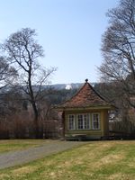 Lysthus på Kirketorget i Kongsberg. Foto: Siri Johannessen (2006).