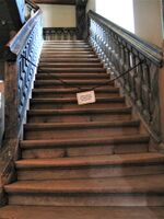 Trapp som fattige kunne bruke for å komme opp på galleriet. Foto: Siri Johannessen (2006).