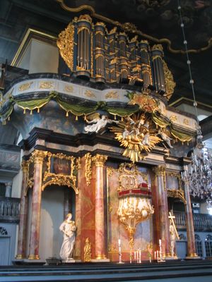 Buskerud, Kongsberg kirke - alter og prekestol 01.JPG