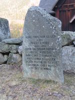 Minnesmerke over K.K. Olsen, presten som tre ganger gikk til Kristiania for å skaffe vei til Numedal. Foto: Siri Johannessen (2006).