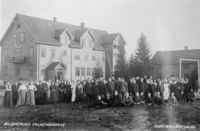 Elevene samlet foran skolen i 1915.