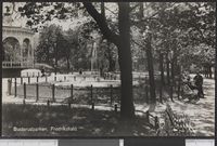 Fontenen og benkene ved paviljongen. Foto: Ukjent/Nasjonalbiblioteket (1930-åra).