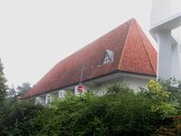 Bygdøy kirke ligger på en kolle. Bildet er tatt fra nedkjørselen. Foto: Stig Rune Pedersen