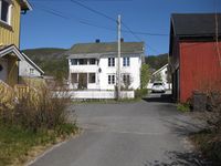 Bygdheim i Folkestadbyen sett frå Folkestadgata 2020. Nedre Lauvstad til venstre. Foto: Olav Momrak-Haugan