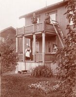 Vi ser her nybygd altan på vestveggen av Bygdheim, denne vart seinare erstatta med ein veranda som høver betre i norsk klima. Årstal ukjent, men fotograf er Olav S. Nylid