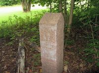 Byggebeltestein nr. 42 står øst for gressbakken ved Havnabakken. Foto: Stig Rune Pedersen