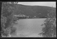 Kyrkja og Byglandsgardane frå Kilen/Nese 1948.