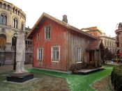 Eldre bygning fra Hobøl plassert som kunstprosjekt på Eidsvolls plass høsten 2015. Foto: Stig Rune Pedersen