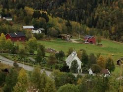 Kyrkja sett frå Jarevegen (nordvest). Foto: Siri Johannessen (2020)