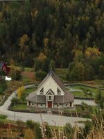 Kyrkja sett frå Jarevegen (nordvest). Foto: Siri Johannessen (2020)