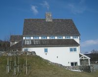 Kyrkja sett frå sørvest. Foto: Jan-Tore Egge (2011)