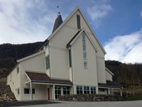 Kyrkja sin søraust-fasade. Foto: Siri Johannessen (2020)