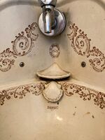 Detalj fra håndvask levert til Diakonissehuset, levert av C. Blunck i 1894. Foto: Pål Giørtz (2023).