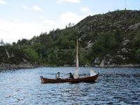 Trirøing under kappseglas i Kråksundet. Foto: Olve Utne (2011).