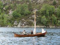 Trirøing under kappseglas i Kråksundet. Foto: Olve Utne (2011).
