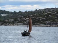 Trirøing under kappseglas i Kråksundet. Foto: Olve Utne (2011).