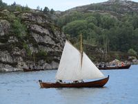 Trirøing under kappseglas i Kråksundet. Foto: Olve Utne (2011).