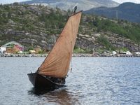 Trirøing under kappseglas i Kråksundet. Foto: Olve Utne (2011).
