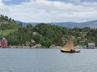 Trirøing under kappseglas i Kråksundet. Foto: Olve Utne (2011).