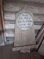 Innledningsordene «Herunder hvilet Støvet af» på treplate ved Gløshaug kyrkje. Foto: Olve Utne (2011).