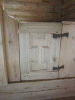 Dør til kyrkjebenk.