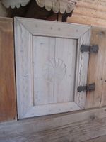 Dør til kyrkjebenk.