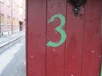 Hjelmsgate 3 våren 2012: Husnummerskilt. Foto: Olve Utne