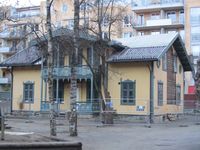 Barnehagen i bakgården til Hjelms gate 3 våren 2012. Bygningen ble skadet i brann noen måneder før (31.12.2011). Foto: Olve Utne