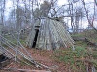 Bogestongskåte med boga tak på Skeppsholmen i Arjeplog. Foto: Olve Utne (2012).