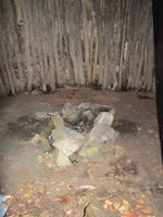 Árran i bogestongskåte med boga tak på Skeppsholmen i Arjeplog. Foto: Olve Utne (2012).