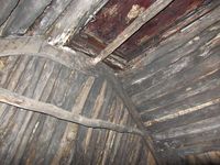 Bogestongskåte med boga tak på Skeppsholmen i Arjeplog. Foto: Olve Utne (2012).