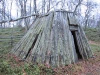 Bogestongskåte med boga tak på Skeppsholmen i Arjeplog. Foto: Olve Utne (2012).