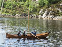 Trirøing under kappseglas i Kråksundet. Foto: Olve Utne (2015).