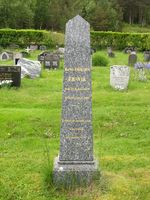 Gravsteinen over Hans Eriksen Ersvik ved Gullstein kyrkje: «HANS ERIKSEN ERSVIK / födt 23de mai 1823 / död 18de april 1908 / Reddet 16 mennesker i havsnöd. Dit minde leve!» Foto: Olve Utne (2015).