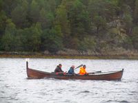 Åfjordsseksring under kapproing på Råseglseminaret 2015 i Valsøyfjorden. Foto: Olve Utne
