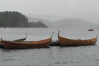 Færøybåt (t.h.) og geitbåt (t.v.) under Råseglseminaret 2015 i Valsøyfjord på Nordmøre. Foto: Olve Utne (2015).
