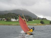 Nordlands-hundromsfæring (bygd av Kai Linde) under Råseglseminaret 2015 i Valsøyfjorden Foto: Olve Utne