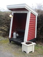 Nybygd «mjølkerampe» som fungerer som busskur og postkassestativ på Gullstein på Tustna. Foto: Olve Utne (2016).