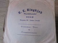 146. C22103 platepose K.E. Ringkjøb Musikhandel Bodø.jpg