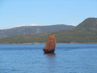 Under seglas i lett vind. Kastvolen ligg mot le her, det er ikkje typisk. Foto: Olve Utne (2017).