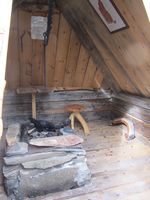 Inni firkanta dimbargåhte ved Dållågádden i Beiarn kommune i Salten. Foto: Olve Utne (2017).