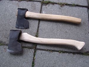 C26587 gamle økser, nye økseskaft.jpg