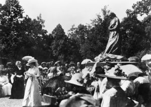 Camilla Collett-statuen avdukes.jpg